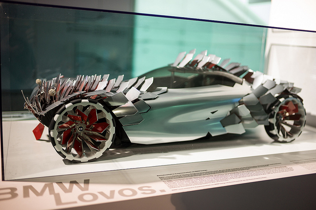 BMW Lovos: Xe do nhà thiết kế nữ Ann Forschner tạo ra với ý tưởng thay đổi sự nhàm chán trong các mẫu xe quen thuộc của các fan xe BMW. Khi cửa xe mở ra, có 250 mảnh vật liệu như vảy cá được dựng lên tạo hình dáng kỳ dị. Những tấm vật liệu này đồng thời cũng có chức năng như một chiếc \'phanh gió\'. Phần bánh xe cũng có 12 tấm vật liệu được lắp đặt, khi xe chuyển động chúng được gấp lại nhìn tựa như cánh của turbin cánh quạt.